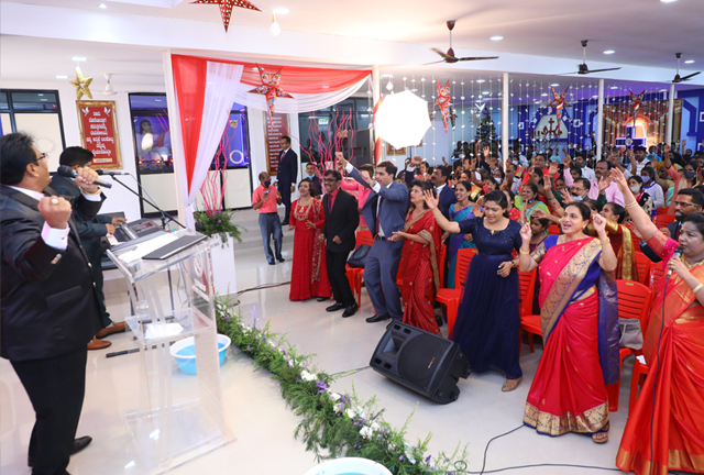 Grace Ministry Celebrates Christmas 2021 with Pomp and Grandeur on 17th Friday, December at its Prayer centre in Valachil, Mangalore. Hundreds gathered at the program and celebrated Xmas with Bro Andrew Richard and family.  